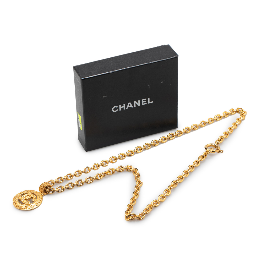 Pre-Loved Chanel Gold Plated CC Round Pendant Necklace - Picture 5 of 5